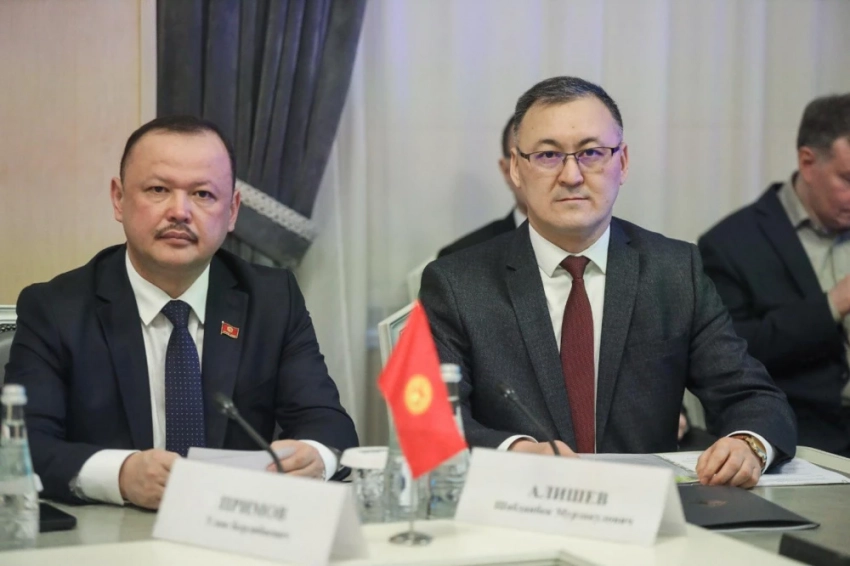 Депутат попросил РФ освободить граждан КР от заблаговременной регистрации для въезда